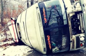 Автобус перевернулся в результате ДТП около Соузги Автобус перевернулся в результате ДТП около Соузги