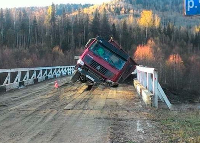 Во время движения грузовика произошло обрушение моста через реку Чуйка