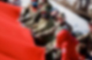 Юнармейцы развернули масштабную копию Знамени Победы в национальном парке «Красноярские столбы»