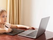 Дети вновь пошли в школу. Часть родителей просит вернуть «дистанционку»