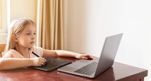 Дети вновь пошли в школу. Часть родителей просит вернуть «дистанционку» Дети вновь пошли в школу. Часть родителей просит вернуть «дистанционку»