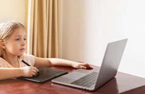 Дети вновь пошли в школу. Часть родителей просит вернуть «дистанционку» Дети вновь пошли в школу. Часть родителей просит вернуть «дистанционку»