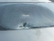 Молодой человек швырнул полено в машину пенсионера, который надоедал ему нотациями