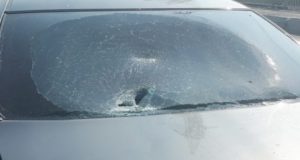 Молодой человек швырнул полено в машину пенсионера, который надоедал ему нотациями Молодой человек швырнул полено в машину пенсионера, который надоедал ему нотациями