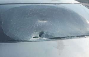 Молодой человек швырнул полено в машину пенсионера, который надоедал ему нотациями