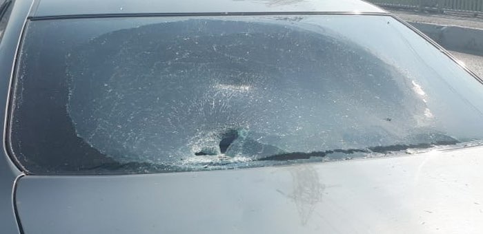 Молодой человек швырнул полено в машину пенсионера, который надоедал ему нотациями