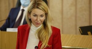 Екатерина Поварова рассказала депутатам о развитии лесной отрасли Екатерина Поварова рассказала депутатам о развитии лесной отрасли
