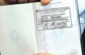 Мужчина избил мать поленом за отказ прописать внучку