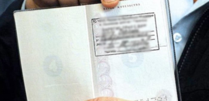 Мужчина избил мать поленом за отказ прописать внучку