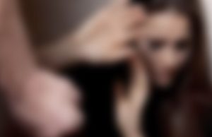 Мужчина сломал нос сожительнице за то, что она мешала застолью Мужчина сломал нос сожительнице за то, что она мешала застолью