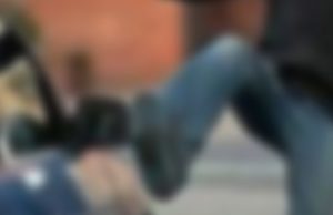 Демонстрируя друзьям свою дерзость, студент повредил чужой внедорожник Студент повредил чужой внедорожник, демонстрируя друзьям свою дерзость