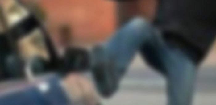Демонстрируя друзьям свою дерзость, студент повредил чужой внедорожник