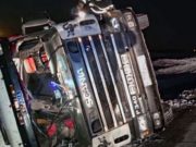 На Семинском перевале ночью перевернулся грузовик