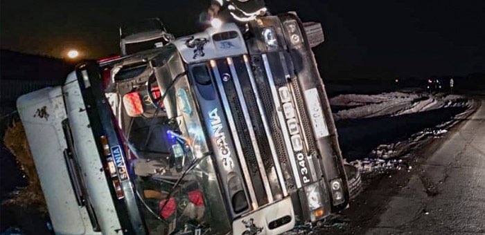 На Семинском перевале ночью перевернулся грузовик