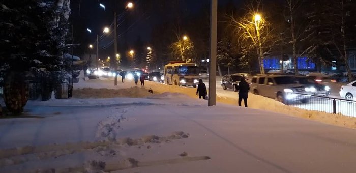 В Горно-Алтайске устраняют последствия ночного снегопада
