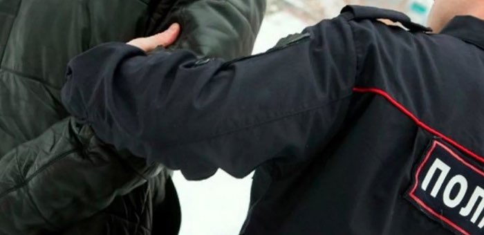 20-летний парень устроил дебош в квартире матери и ударил полицейского