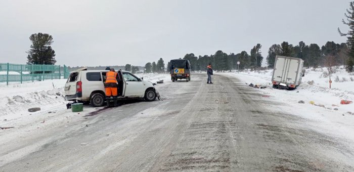 На вершине Семинского перевала столкнулись два автомобиля