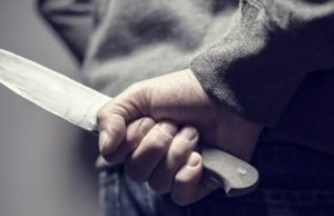 Вспомнил «старые обиды»: пьяный молодой человек ударил спящую подругу в спину ножом