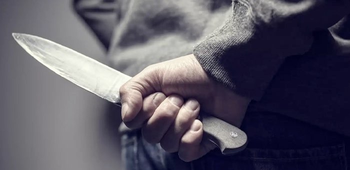 Вспомнил «старые обиды»: пьяный молодой человек ударил спящую подругу в спину ножом