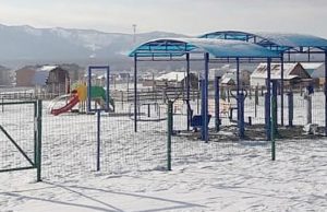 В Усть-Коксе благоустроили детскую спортивно-игровую площадку
