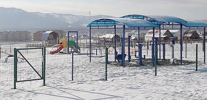 В Усть-Коксе благоустроили детскую спортивно-игровую площадку