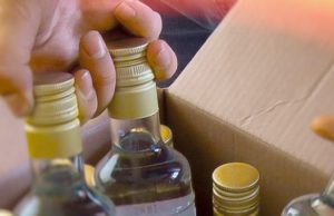 Хозяйка сельского магазина приторговывала водкой на дому