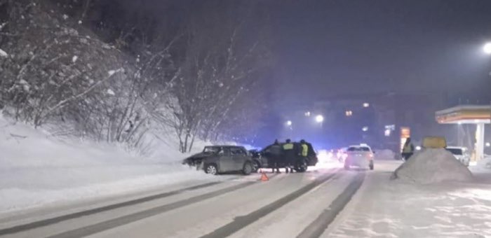 На объездной дороге столкнулись автомобили, 16-летняя девочка госпитализирована