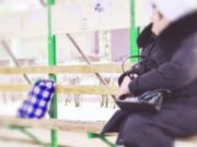 Молодой человек хотел познакомиться с женщиной, но вместо этого украл у нее сумочку