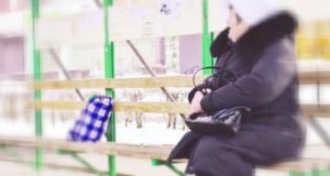 Молодой человек хотел познакомиться с женщиной, но вместо этого украл у нее сумочку Молодой человек хотел познакомиться с женщиной, но вместо этого украл у нее сумочку