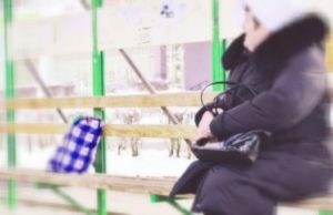 Молодой человек хотел познакомиться с женщиной, но вместо этого украл у нее сумочку Молодой человек хотел познакомиться с женщиной, но вместо этого украл у нее сумочку