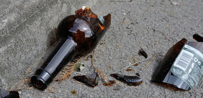 Бутылка – оружие пролетариата: недовольный зарплатой рабочий повредил автомобиль начальника