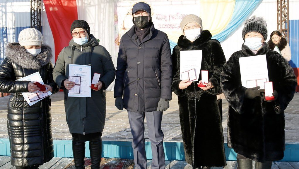 В Кош-Агачском районе наградили многодетных матерей