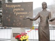 В Горно-Алтайске открыли памятник первому учителю В Горно-Алтайске открыли памятник первому учителю
