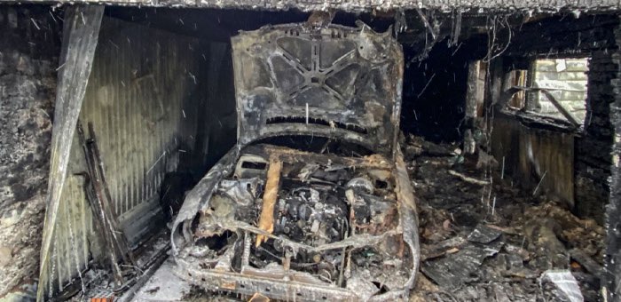 Пожарные спасли трех человек на ночном пожаре в Горно-Алтайске