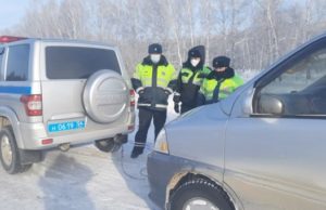 Сотрудники ГИБДД спасли водителя из Республики Алтай, у которого в 40-градусный мороз сломался автомобиль Сотрудники ГИБДД спасли водителя из Республики Алтай, у которого в 40-градусный мороз сломался автомобиль