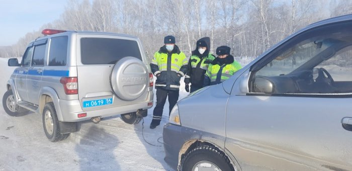 Сотрудники ГИБДД спасли водителя из Республики Алтай, у которого в 40-градусный мороз сломался автомобиль