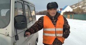 Дорожный рабочий спас пассажиров заглохшего морозной ночью автобуса Дорожный рабочий спас пассажиров заглохшего морозной ночью автобуса