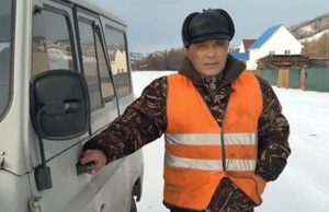 Дорожный рабочий спас пассажиров заглохшего морозной ночью автобуса