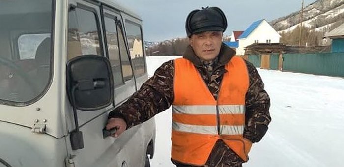 Дорожный рабочий спас пассажиров заглохшего морозной ночью автобуса