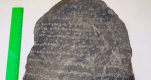 Камень с «загадочными надписями», найденный в Горном Алтае, продают на «Авито»