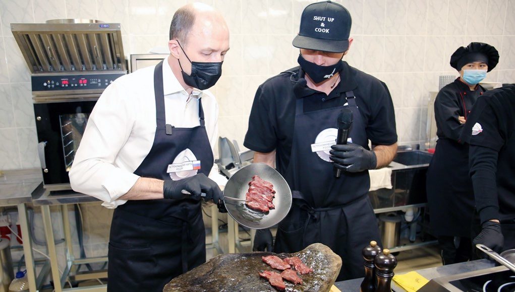 «Вкус Алтая»: шеф-повара приготовили двести блюд сибирской и алтайской региональной кухни «Вкус Алтая»: шеф-повара приготовили двести блюд сибирской и алтайской региональной кухни