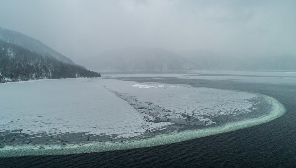 Снежура. Удивительное явление удалось понаблюдать и сфотографировать на Телецком озере