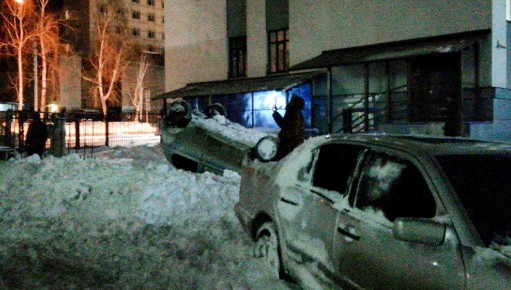 Несколько машин получили повреждения из-за рухнувшего с крыш снега