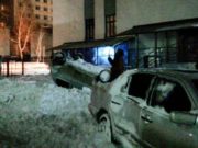Несколько машин получили повреждения из-за рухнувшего с крыш снега Несколько машин получили повреждения из-за рухнувшего с крыш снега