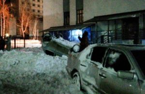 Несколько машин получили повреждения из-за рухнувшего с крыш снега Несколько машин получили повреждения из-за рухнувшего с крыш снега
