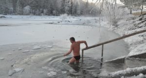 Впервые за много лет на Алтае замерзли Голубые озера. Но искупаться в них все-таки можно