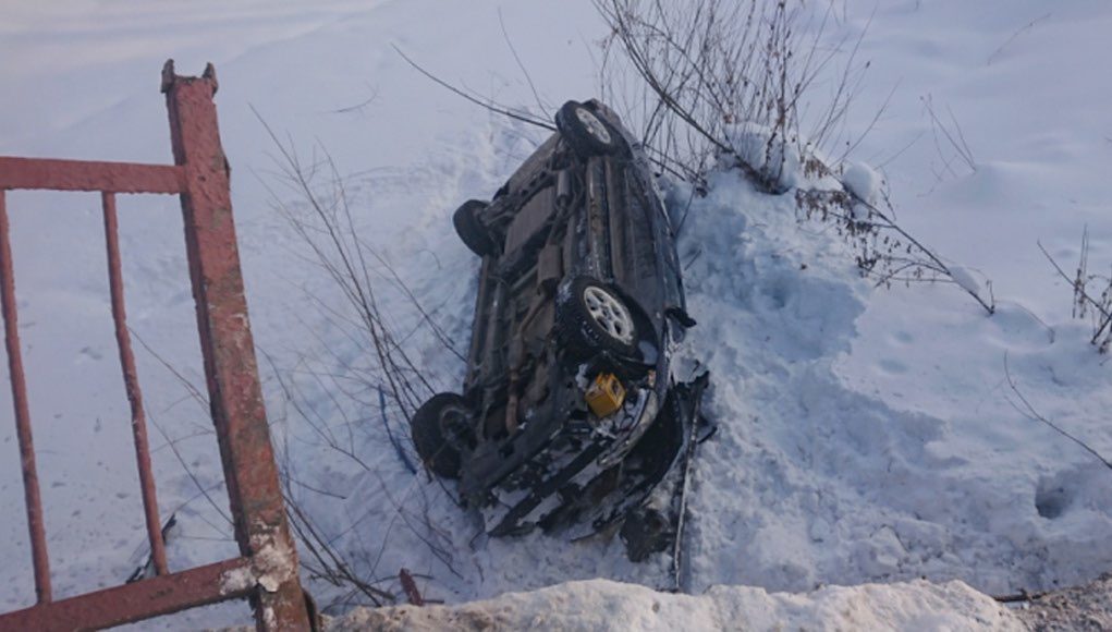 Honda Odyssey рухнула с моста в Горно-Алтайске