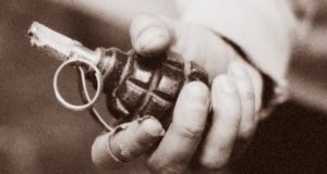 Пьяный тик-токер бросил в полицейских муляж гранаты, чтобы снять их реакцию на видео Пьяный тик-токер бросил в полицейских муляж гранаты, чтобы снять их реакцию на видео