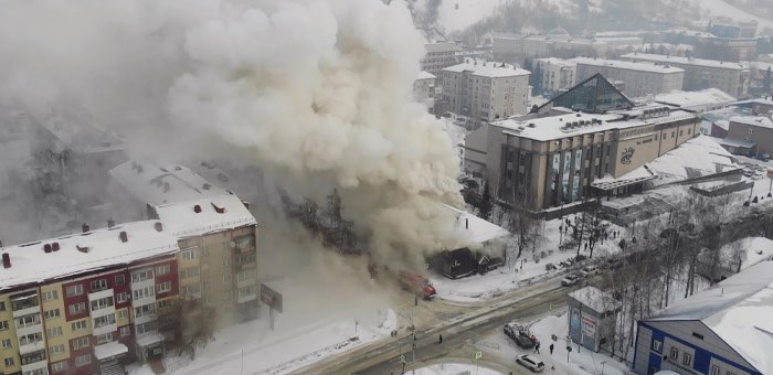 В Горно-Алтайске случился пожар в здании вечерней школы, эвакуировано 102 человека