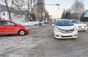 На перекрестке в Горно-Алтайске столкнулись автомобили На перекрестке в Горно-Алтайске столкнулись автомобили